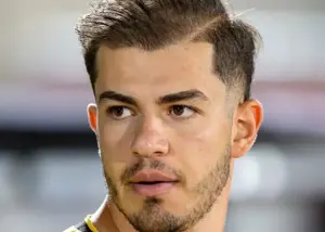 خلیفه با گلهای استقلال صدرنشین ماند!