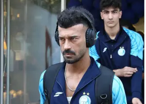 رامین با هدفون و موزیک لایت گرم کرد