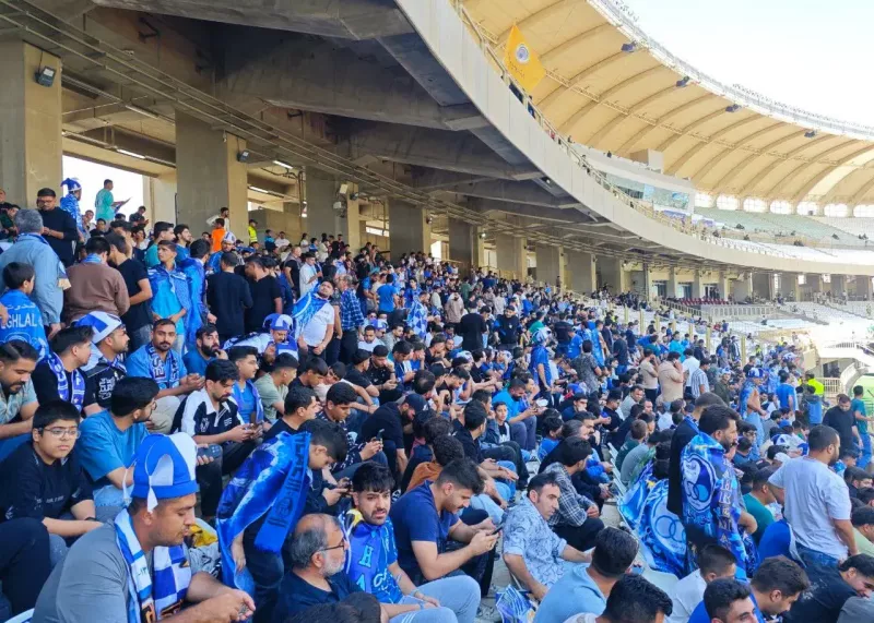 شیرازیها استادیوم پارس را به رنگ آبی درآوردند