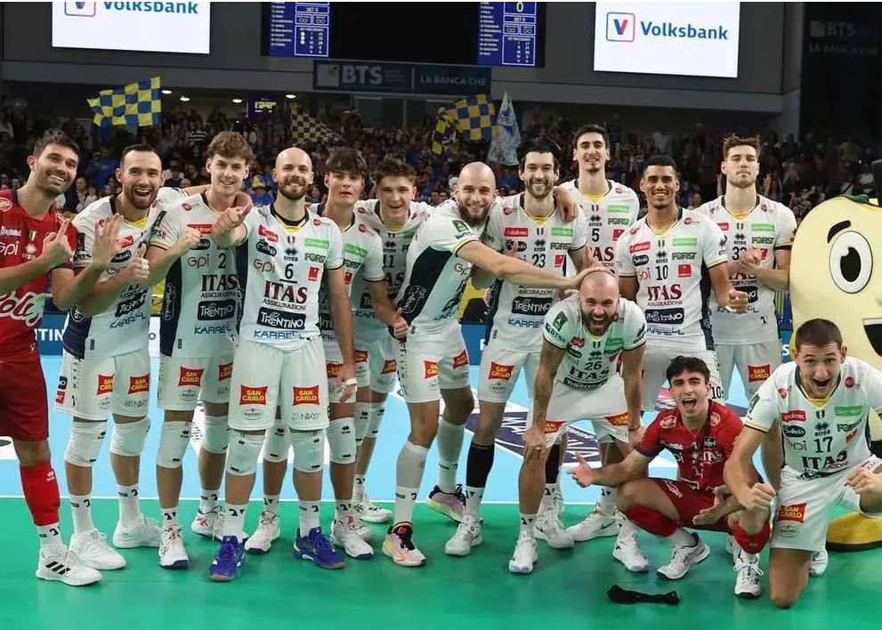 قهرمانی پارسال را الان جشن گرفتند! قهرمانی پارسال را الان جشن گرفتند!