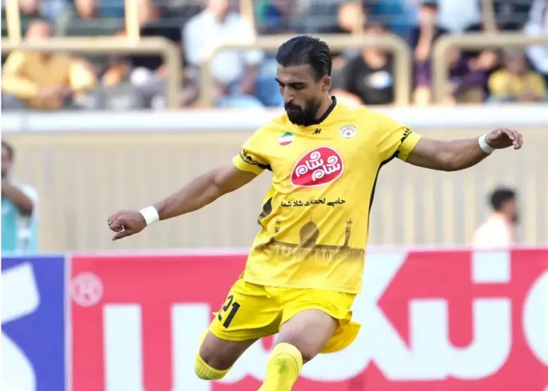 مدافع متفاوت فجر جلوی استقلالی‌ها