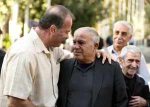 اشکهای حسن آقا در تشییع کاپیتان کارگر جم (عکس)