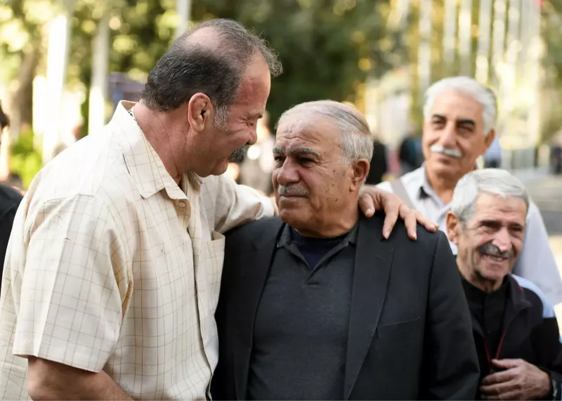 اشکهای حسن آقا در تشییع کاپیتان کارگر جم (عکس)