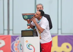 خامه روی کیک: قهرمان ساحلی با برد جام گرفت (عکس)