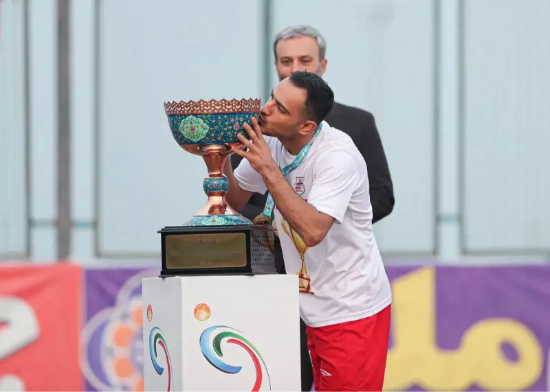 خامه روی کیک: قهرمان ساحلی با برد جام گرفت (عکس)