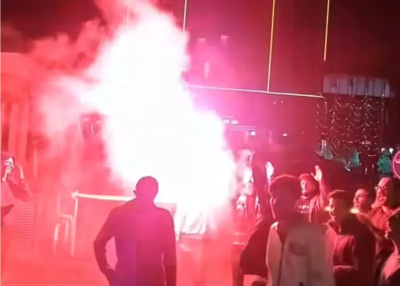 تجمع شبانه هواداران تراکتور مقابل هتل پرسپولیس