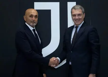 مربی یووه باید خالکوبی‌اش را پنهان کند! (عکس)