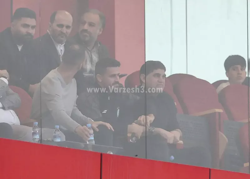 سه کاپیتان استقلال دور از زمین، در جایگاه