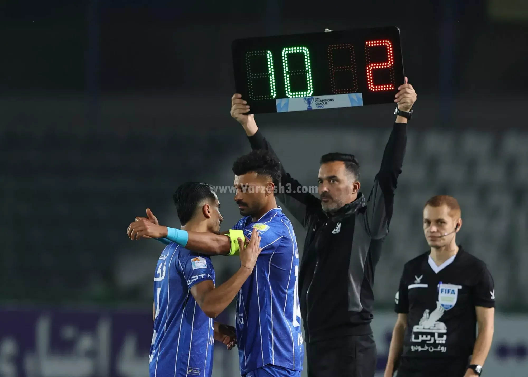 تکرار حرکت زیبای صالح: تقدیم بازوبند به رامین