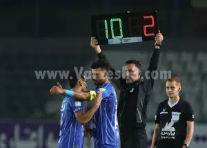 تکرار حرکت زیبای صالح: تقدیم بازوبند به رامین