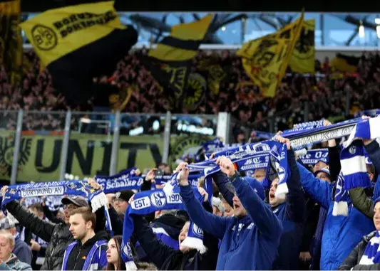 هواداران قطار را متوقف کردند تا کتک‌کاری کنند!