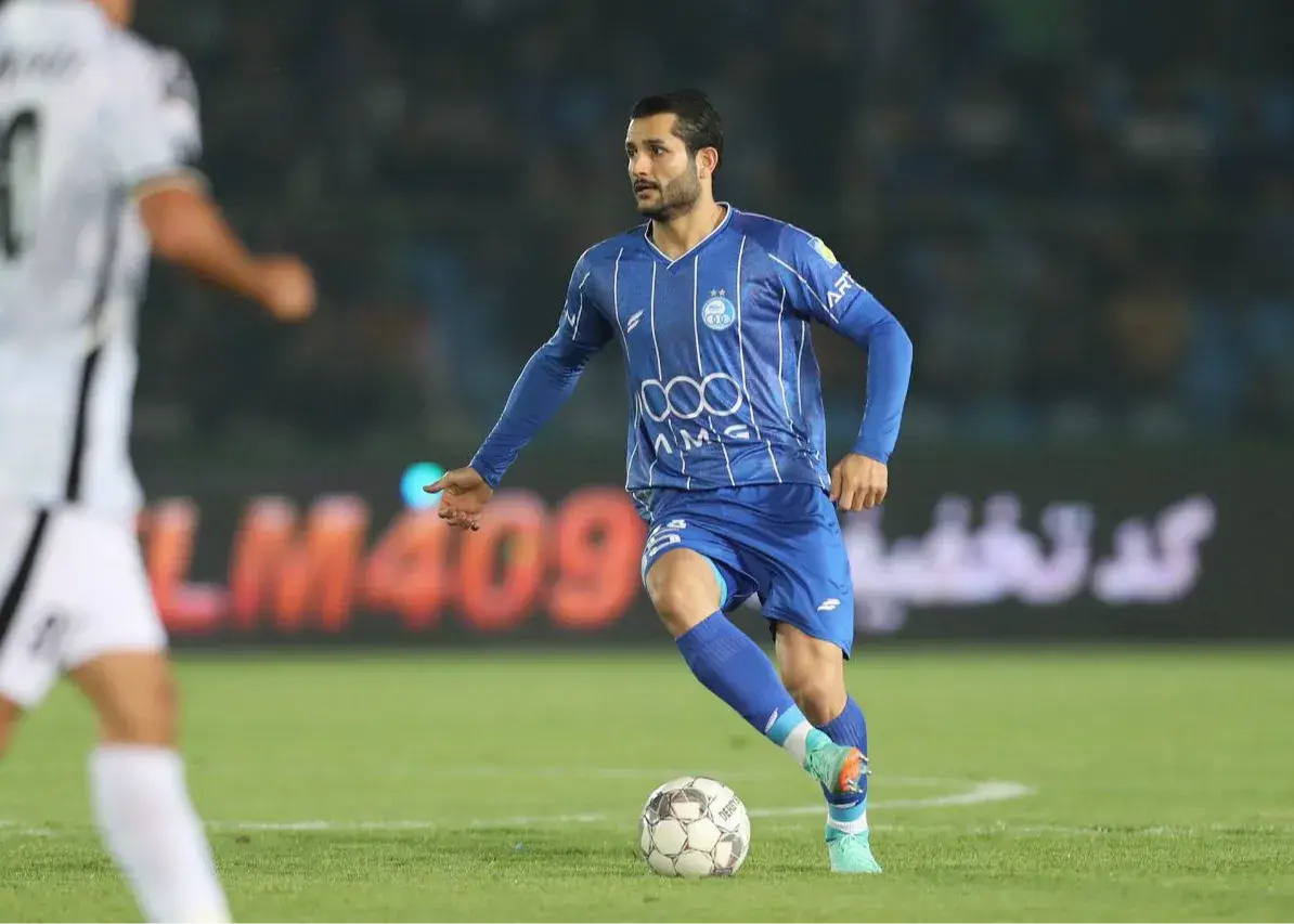 پس گردنی به عارف، کادوی اولین بازی برای استقلال