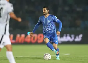 پس گردنی به عارف، کادوی اولین بازی برای استقلال