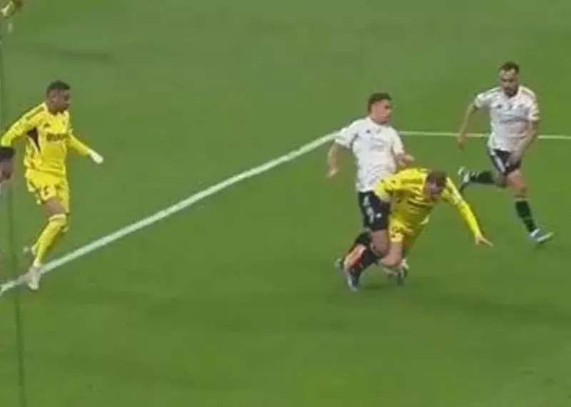 جنجالی‌ترین دربی: داور باید از استانبول فرار کند!