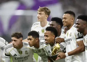 امباپه جایزه خاصش را به هواداران نشان داد (عکس)