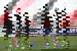 هدیه ویژه شجاع برای کاپیتان نسف (عکس)