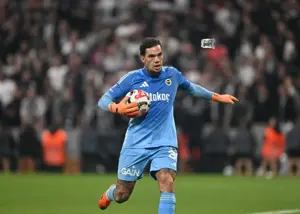 ادرسون سوژه دربی: شوت کردن لیوان به سکوها!