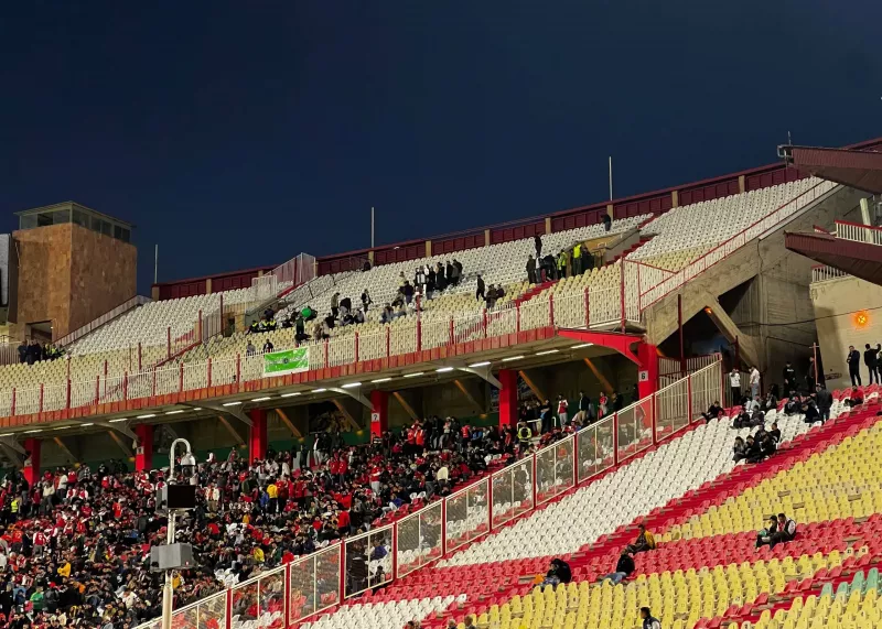 حضور تماشاگران عراقی در استادیوم یادگار