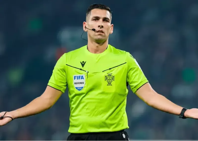 عجیبترین روش برای ارعاب داور در فوتبال جهان!