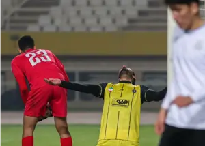 مهاجم سپاهان به زانو در آمد (عکس)