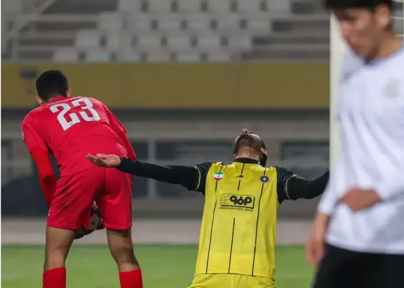 مهاجم سپاهان به زانو در آمد (عکس)