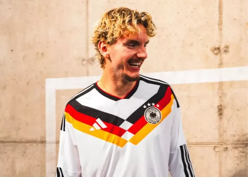 پیراهن جدید آلمان: طرح افسانهای 1990 (عکس)