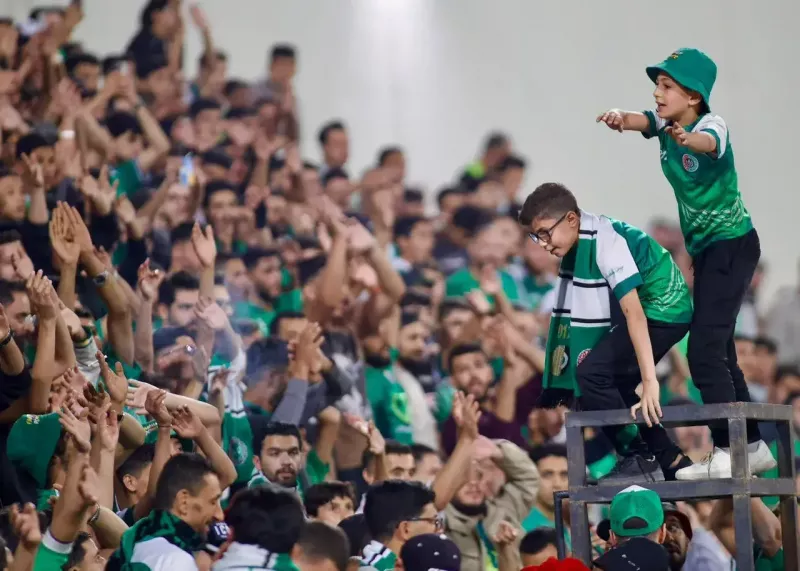 کوچک‌ترین لیدر حریف استقلال روی سکوها(عکس)