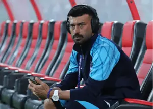 رامین با زیورآلات و هدفون، آماده نیمکتنشینی!