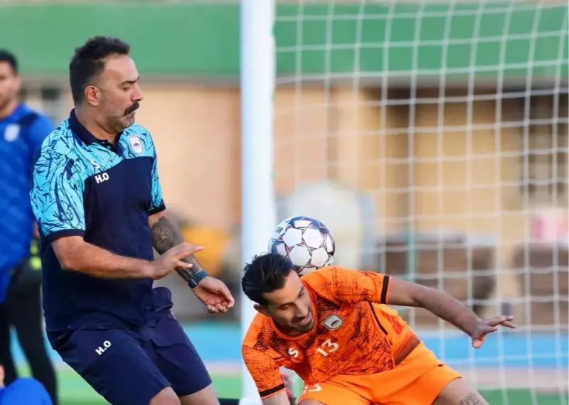 حنیف با لباس آبی به یاد دوران جوانی افتاد (عکس)