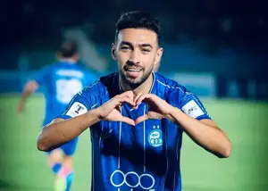 منیر به عشق پیراهن قرمز آبی پوشید!