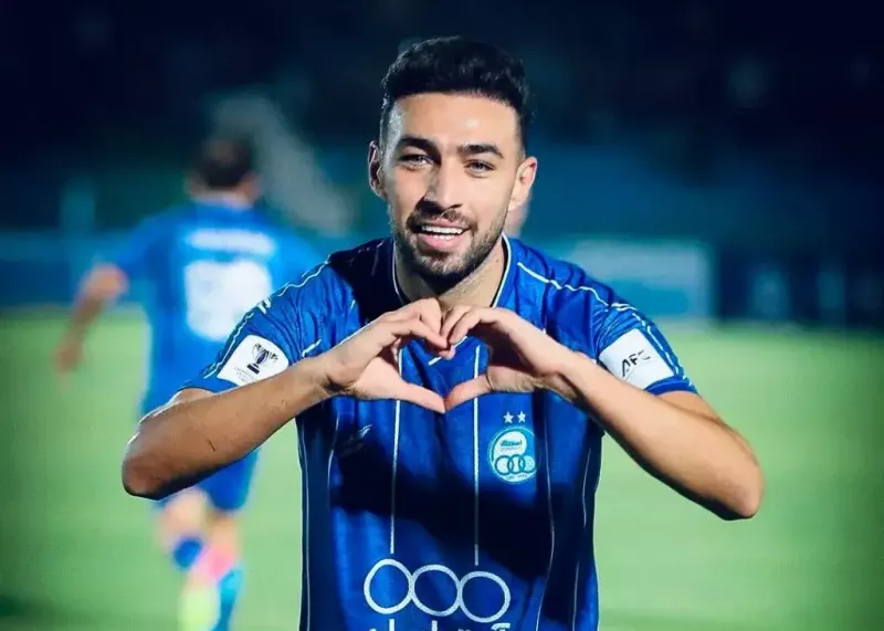 منیر به عشق پیراهن قرمز آبی پوشید!