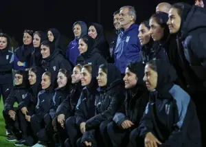 عکس یادگاری دختران فوتسالیست و دکتر پزشکیان