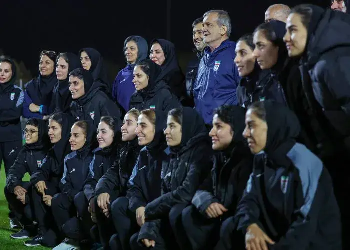 عکس یادگاری دختران فوتسالیست و دکتر پزشکیان