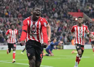 زیباترین تصویر روز: قیچی مرگبار علیه آرسنال (عکس)