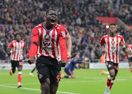 زیباترین تصویر روز: قیچی مرگبار علیه آرسنال (عکس)