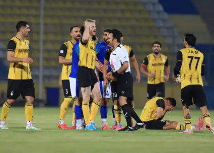 اشتباه عجیب داوری: دو کارت زرد، بدون اخراج!