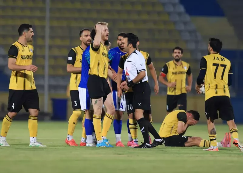 اشتباه عجیب داوری: دو کارت زرد، بدون اخراج!