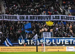 بنر عجیب: جایزه شوخی هفته به پاریس رسید!