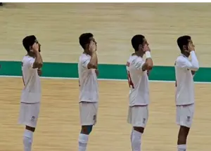 سلام نظامی ملی‌پوشان فوتسال پیش از شروع فینال