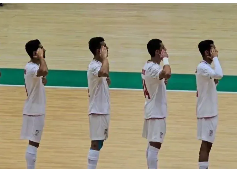 سلام نظامی ملی‌پوشان فوتسال پیش از شروع فینال