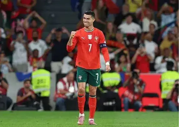 طعنه کریستیانو به خبرنگار: خیلی فیلم می‌بینی!