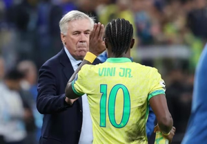 آنچلوتی: وینیسیوس باید به مربیان احترام بگذارد