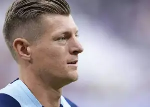 انتقاد کروس از خبرنگار: سرم را به میز می‌کوبم!