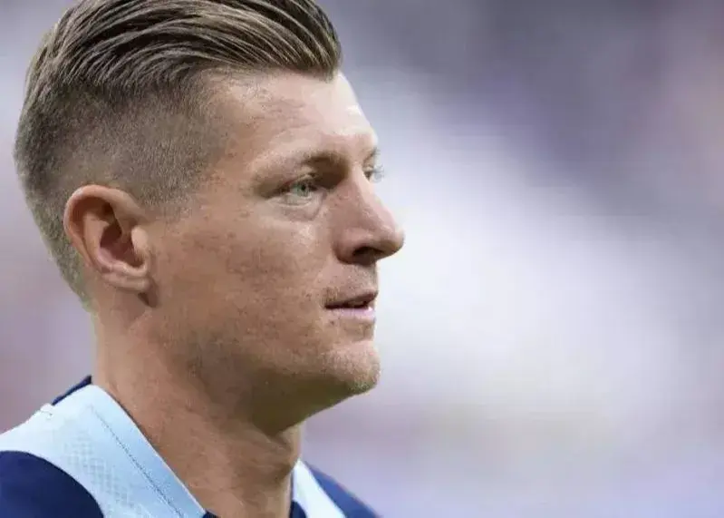 انتقاد کروس از خبرنگار: سرم را به میز می‌کوبم!