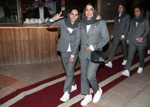 بدرقه جذاب زنان فوتسالیست با کت و شلوار!