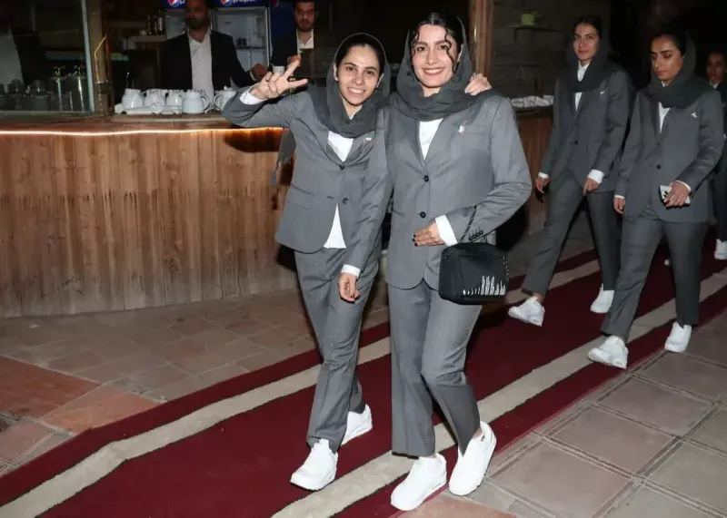 بدرقه جذاب زنان فوتسالیست با کت و شلوار!