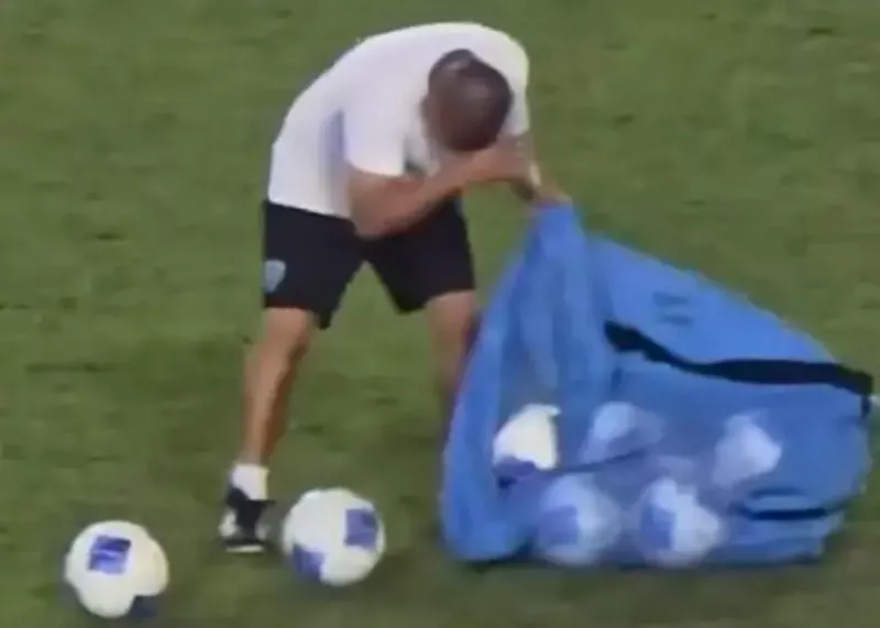 مردی که برای کشورش گریست (عکس)