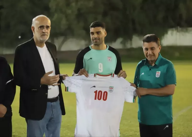 طارمی پیراهنش را به جهانبخش می‌دهد