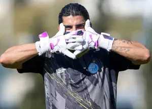 رقابت داغ آدان با گلر دهه هشتادی (عکس)