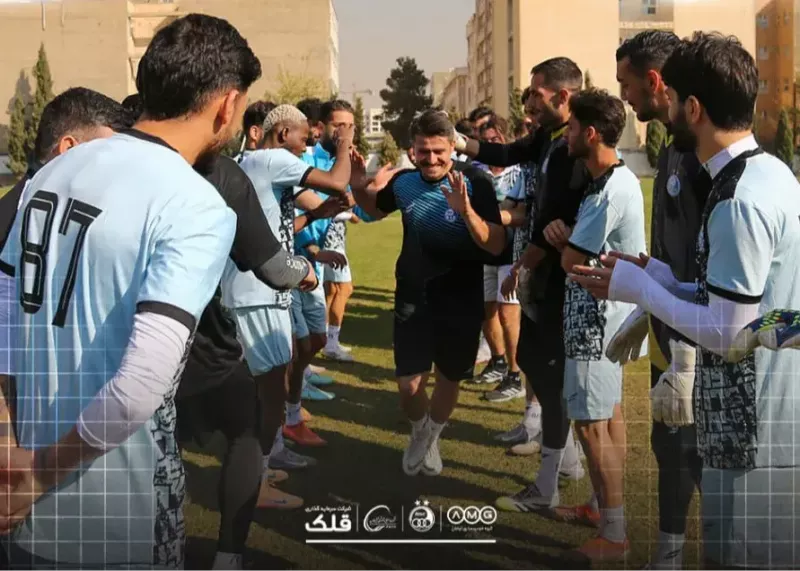 کیک‌مالی صورت وریا در تمرین استقلال